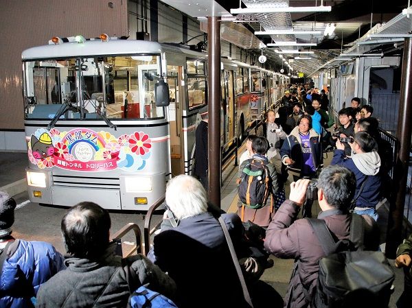 さよならトロバス　ラストランに多くのファン4