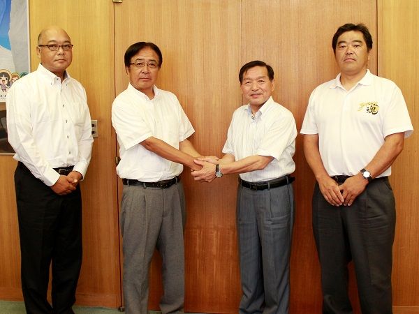 全日本実年ソフトボール大会出場の信州ブルースターズが表敬訪問