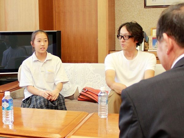 体操中学全国大会出場の河合さん　牛越市長を表敬訪問
