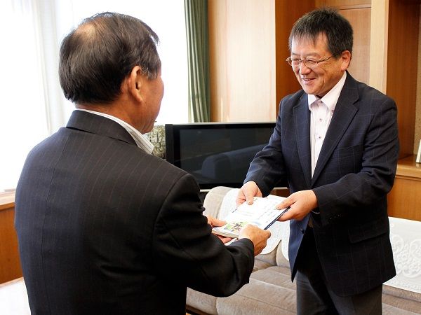 美麻小中学校支援コーディネーターの前川浩一さんが著書を市長に寄贈