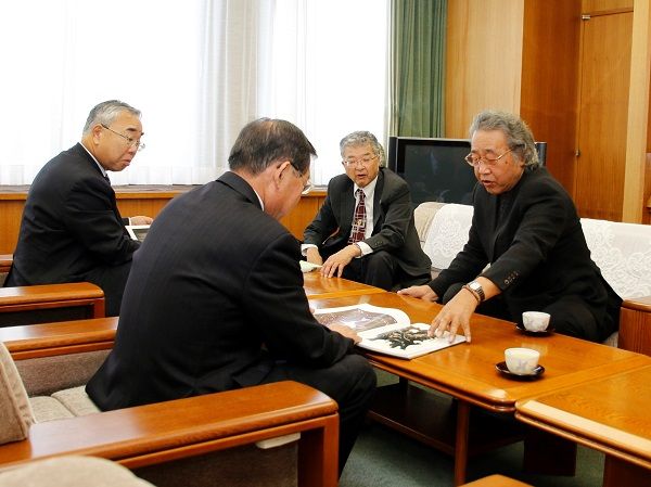 木彫家・高橋貞夫さん　内閣総理大臣賞を記念した作品集を市に寄贈