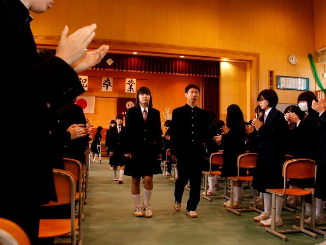 市内小中学校で卒業証書授与式　新たな門出を祝う