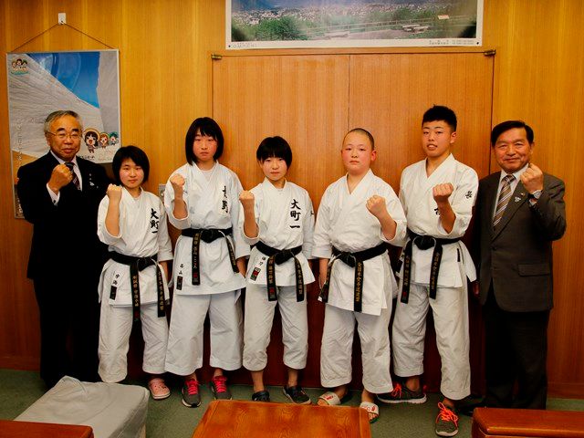 空手道・市内中学生5人が全国中学選抜大会出場の表敬訪問