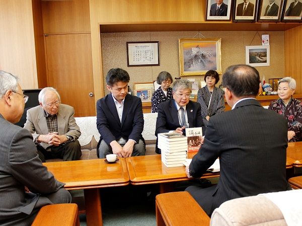 もんぺの会制作の改訂新版「語り継ぐ大町の民話伝説」を寄贈