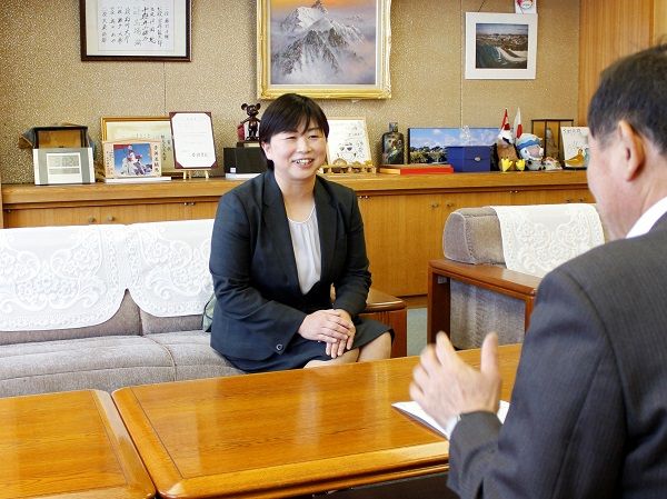 全日本都道府県対抗女子剣道優勝大会へ出場の山崎真由美さんが表敬訪問