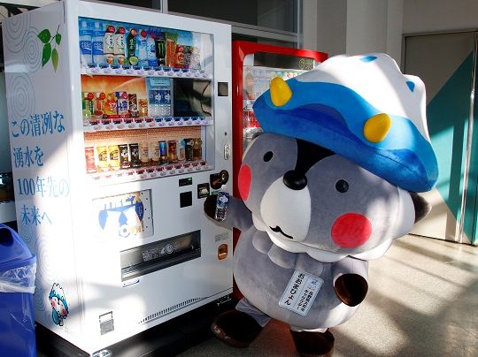 自動販売機で水ブランドをＰＲ