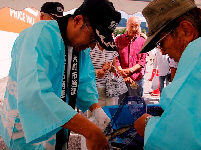 市漁連が地元の魚をＰＲ　淡水魚の日