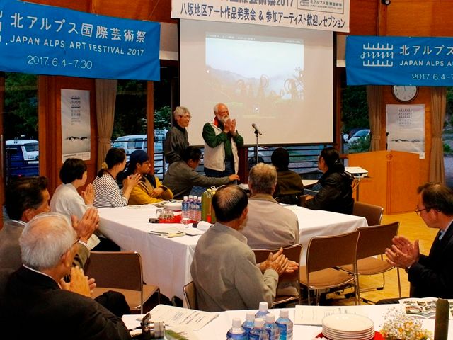 芸術祭開幕を前に作家を歓迎し交流　八坂地域づくり協議会