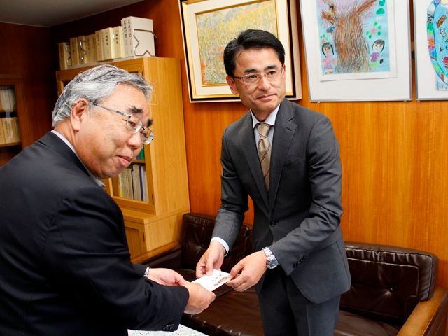 ライチョウ保護に役立てて　大町温泉郷観光協会が寄付