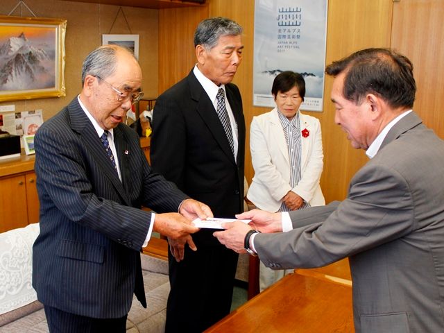 糸魚川市の被災者のために　大町市老人クラブ連合会が日赤に義援金