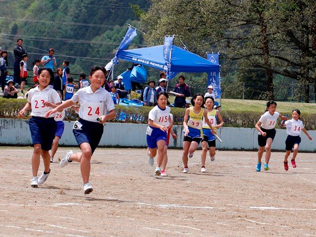 小学生アスリートが競い合う　大北・安曇野市陸上競技大会