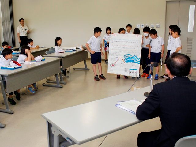 市役所や議会ってどんなとこ？　大町西小３年生４６人が見学2
