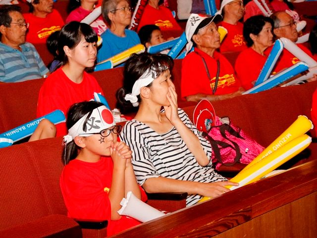 奥原選手へ市民が熱い応援　苦戦しながら日本人対決を制し４強へ
