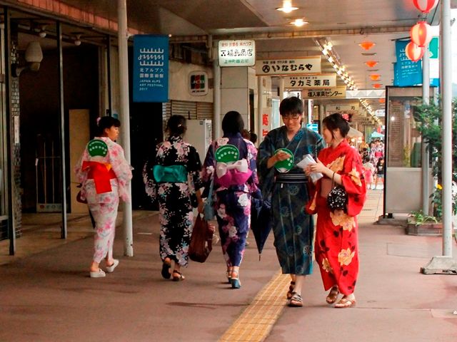 芸術祭閉幕前夜祭、ゆかた姿でまち歩きを楽しむ　大町ゆかたまつり