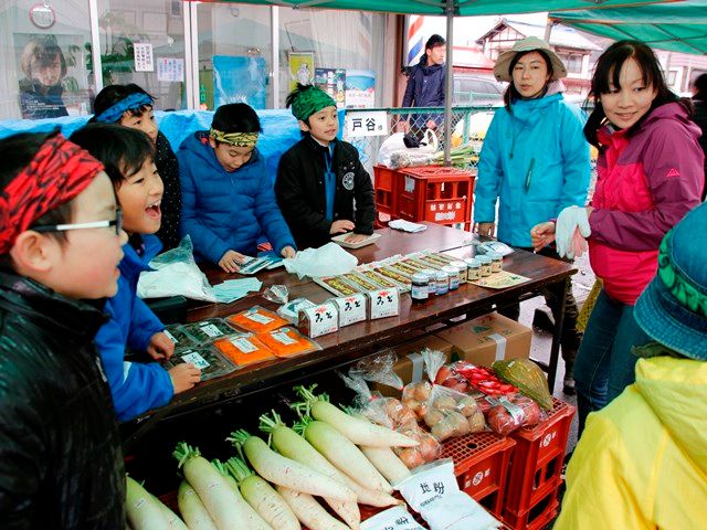 「いらっしゃいませ！」荷ぐるま市で小学生が農産物などを販売