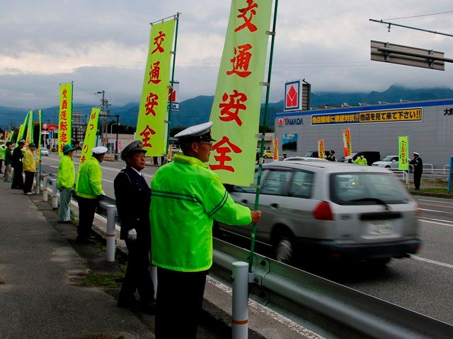 街頭で交通事故防止を呼び掛け