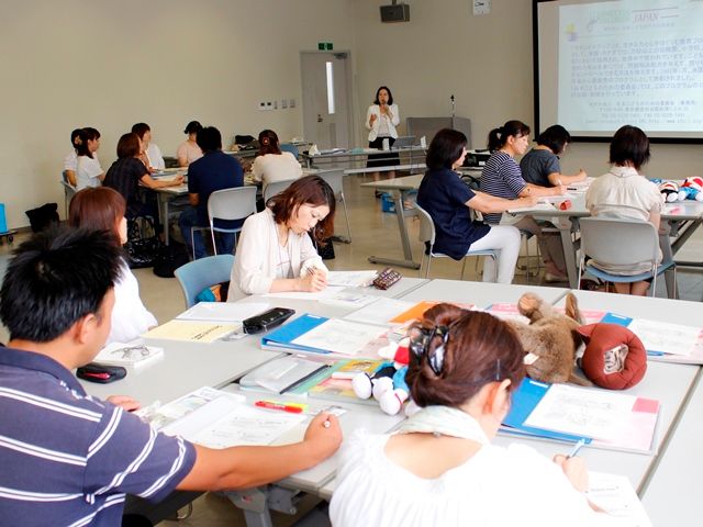 園児のコミュニケーション力を育てる教育プログラムを研修