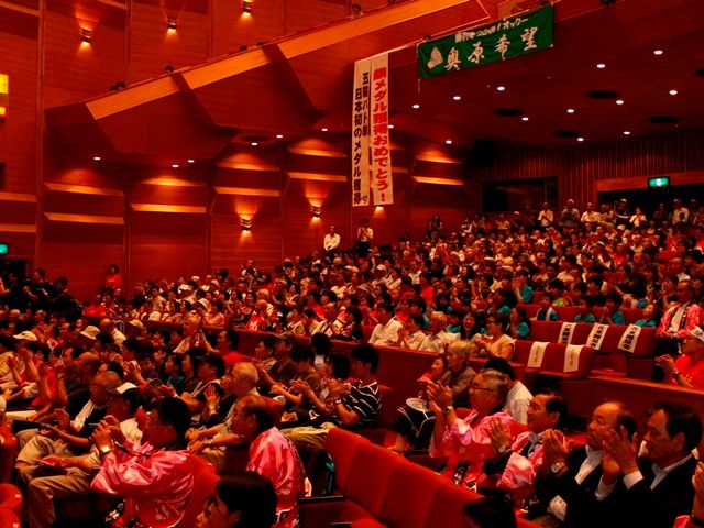 奥原希望選手凱旋で大町が一つに　大勢の市民が祝福3