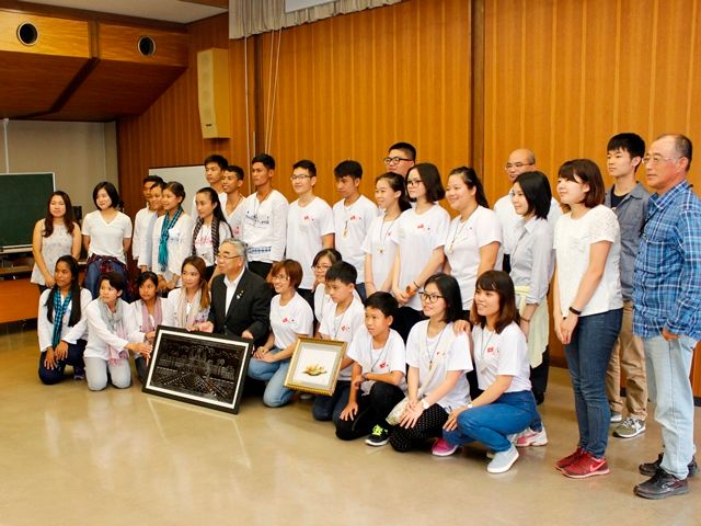 ベトナムとカンボジアの学生が市内で交流を前に市役所を表敬