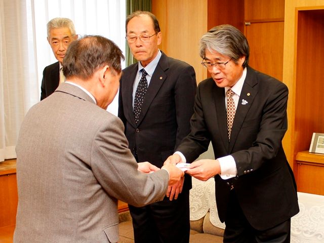 大町商工会議所が協賛金　北アルプスバドミントンオープン大会の運営資金に