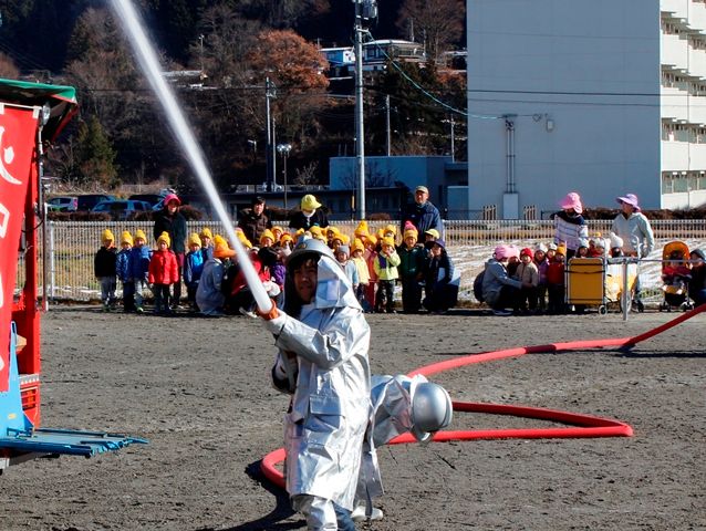 どんぐり保育園　社地区消防団と初の合同避難訓練