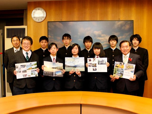 美麻小中学校が発行　美麻の魅力　フリーペーパーが完成