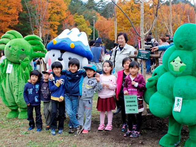 サクラの里づくりへ　市内小学１年生が記念植樹
