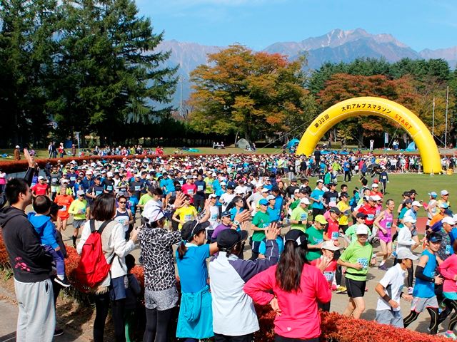 秋の大町をランナーが快走　アルプスマラソン開催1