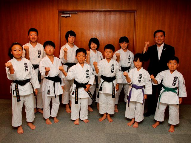 全日本空手道選手権大会に小・中学生１０人が出場