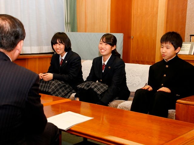 双子姉妹のスケーター　全国中学スケート大会へ出場