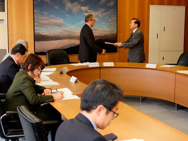 工場誘致振興審議会委員を委嘱　工場への助成を答申