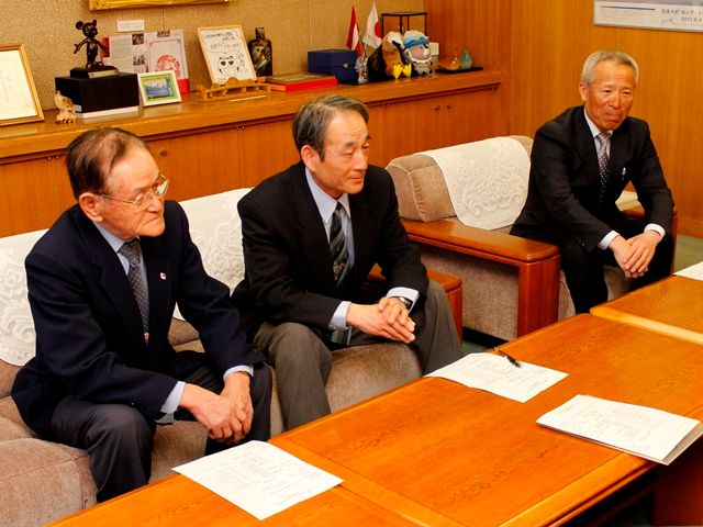 全日本マスターズスキー選手権大会に出場の大町市スキークラブが表敬