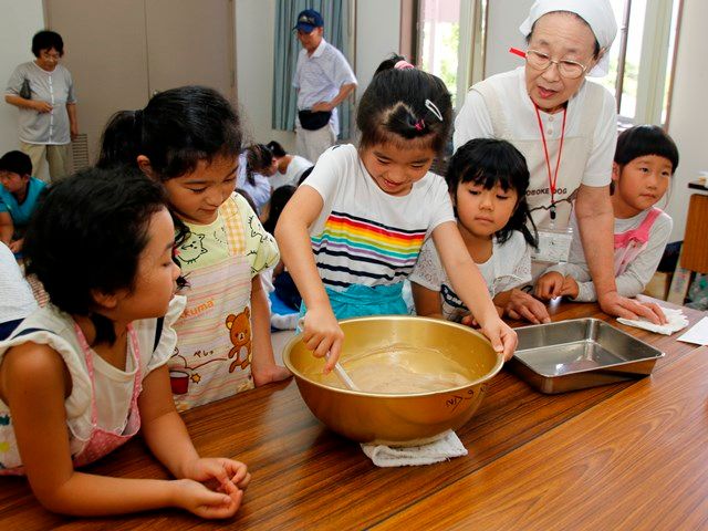 雑草から和菓子、雑木から楊枝を作りに挑戦　こども夏期だいがく