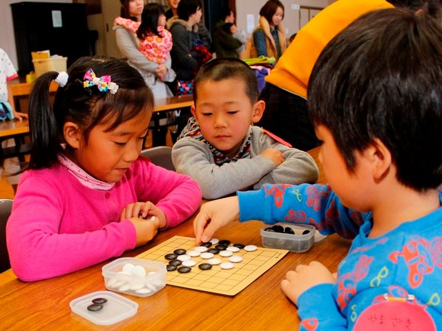 幼稚園・保育園児が真剣勝負　アルプス囲碁ポンヌキ大会