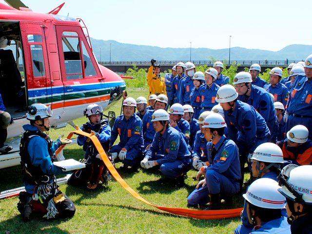 市消防団が防災ヘリ給水など総合訓練を実施1