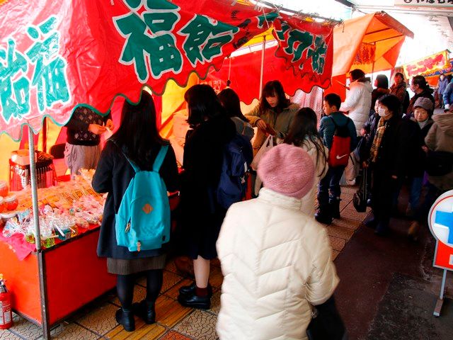多くの人でにぎわう　大町あめ市