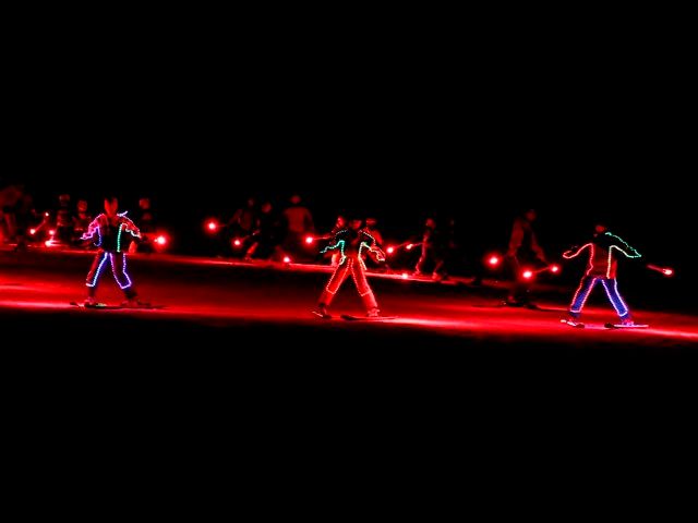 たいまつ滑走にＬＥＤスキーヤーが登場　鹿島槍火まつり