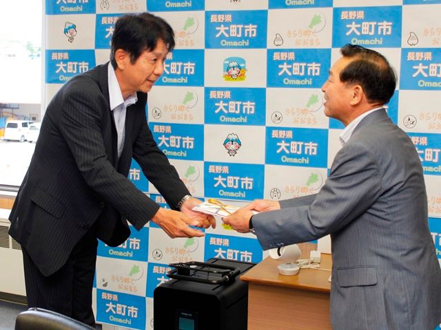 大和リースが蓄電池や会話支援機器を寄付
