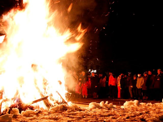 大町温泉郷で花火と音の祭典始まる
