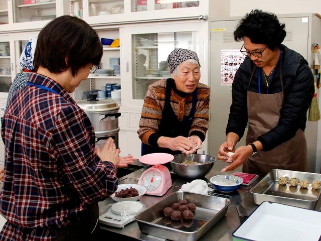 定住促進暮らし体験ツアー　郷土のおやきづくりを体験