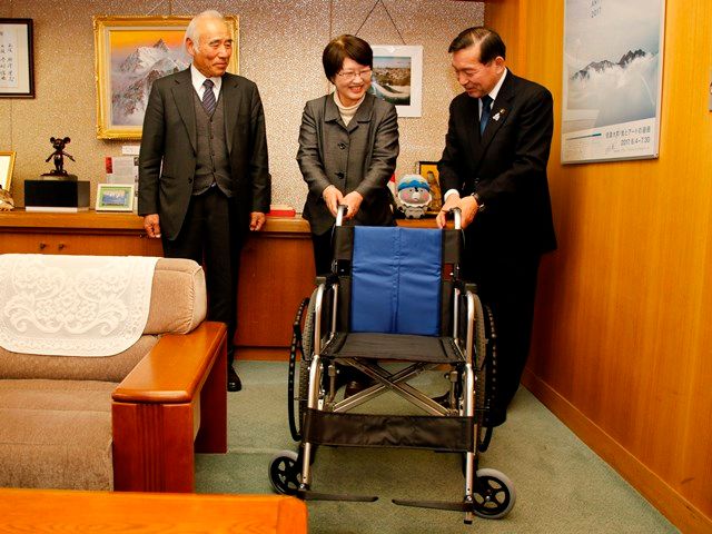 市へ車椅子寄贈　立正佼成会松本教会