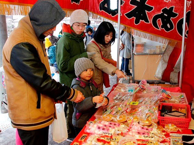 中心市街地に活気　伝統の大町あめ市1