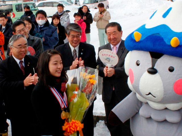 バド世界一・奥原さん凱旋に市民出迎え