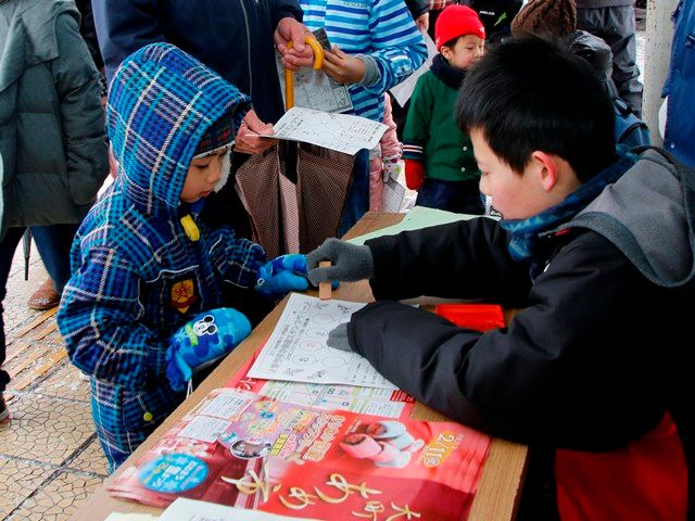 中心市街地に活気　伝統の大町あめ市2