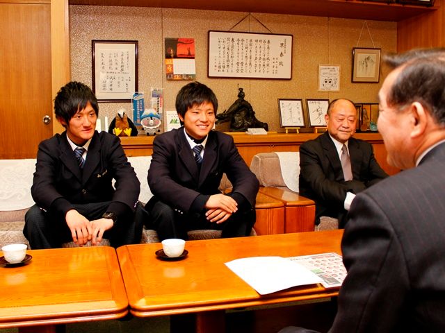 全国高校サッカー選手権大会に出場する幼なじみの高校２年生２人が市長を訪問