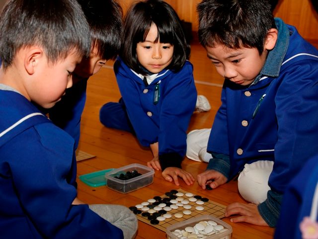 保育園児が囲碁で対戦