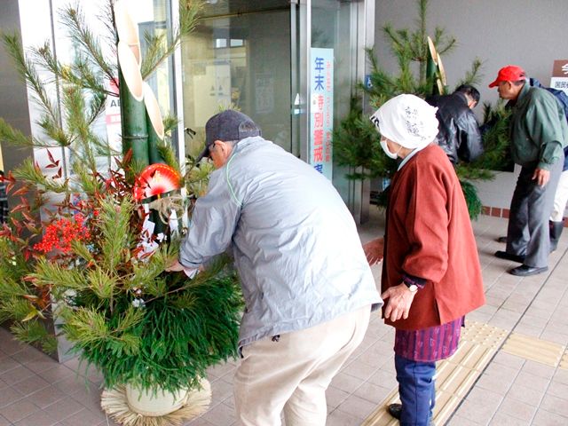 大町市老人クラブ連合会が門松を寄贈