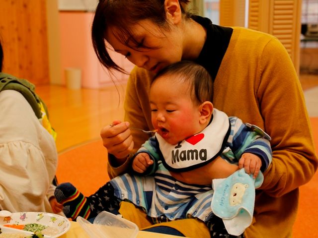 愛情込めてわが子の口に